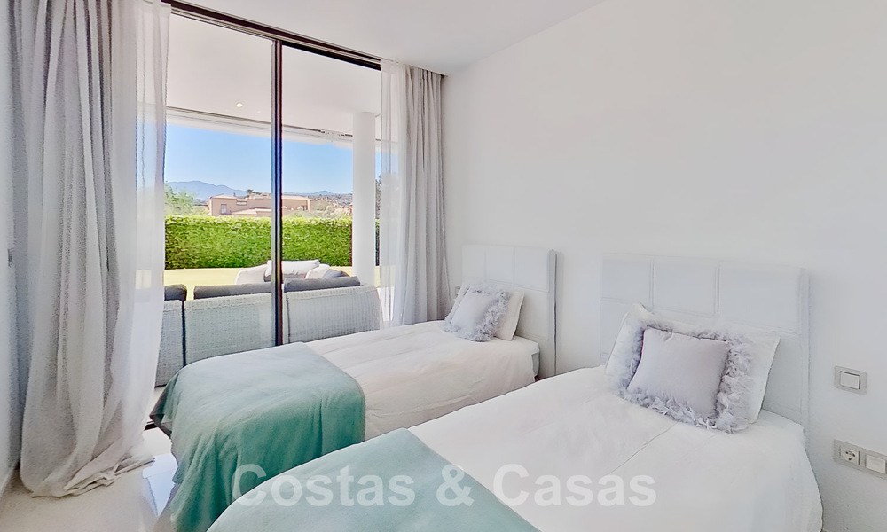 Moderno apartamento con jardín en venta con 3 dormitorios en resort de golf en la Nueva Milla de Oro entre Marbella y Estepona 53239