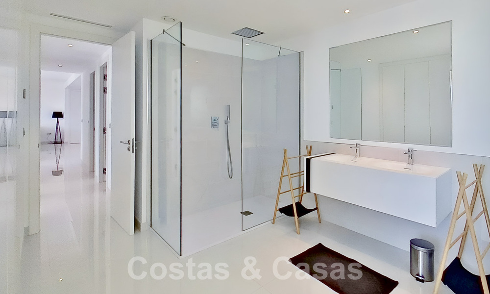 Moderno apartamento con jardín en venta con 3 dormitorios en resort de golf en la Nueva Milla de Oro entre Marbella y Estepona 53246