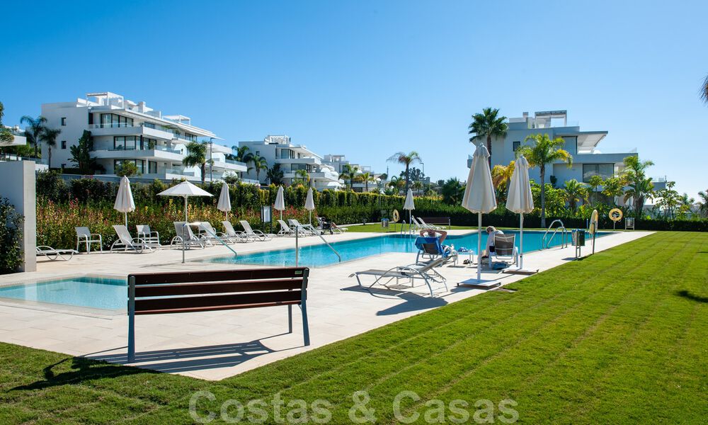 Moderno apartamento con jardín en venta con 3 dormitorios en resort de golf en la Nueva Milla de Oro entre Marbella y Estepona 53250