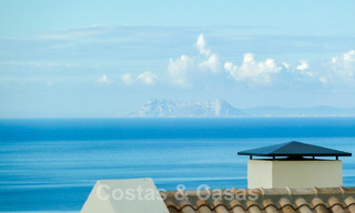 Moderno ático dúplex en venta con vistas panorámicas al mar, situado en un codiciado complejo en Los Monteros, Marbella 52244 