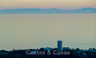 Moderno ático dúplex en venta con vistas panorámicas al mar, situado en un codiciado complejo en Los Monteros, Marbella 52245 
