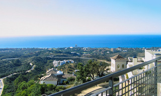 Moderno ático dúplex en venta con vistas panorámicas al mar, situado en un codiciado complejo en Los Monteros, Marbella 52247 