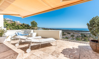 Moderno ático dúplex en venta con vistas panorámicas al mar, situado en un codiciado complejo en Los Monteros, Marbella 52264 