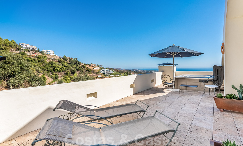 Moderno ático dúplex en venta con vistas panorámicas al mar, situado en un codiciado complejo en Los Monteros, Marbella 52267