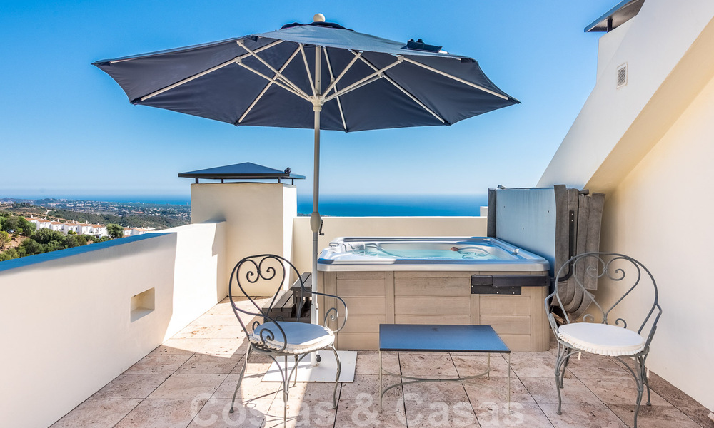 Moderno ático dúplex en venta con vistas panorámicas al mar, situado en un codiciado complejo en Los Monteros, Marbella 52268