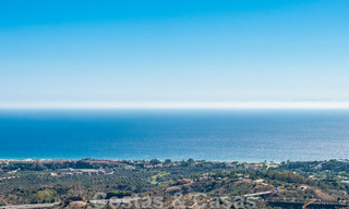 Moderno ático dúplex en venta con vistas panorámicas al mar, situado en un codiciado complejo en Los Monteros, Marbella 52269 