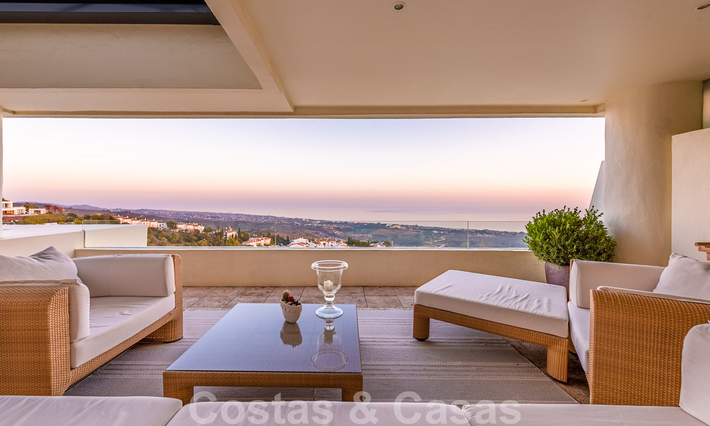 Moderno ático dúplex en venta con vistas panorámicas al mar, situado en un codiciado complejo en Los Monteros, Marbella 52276