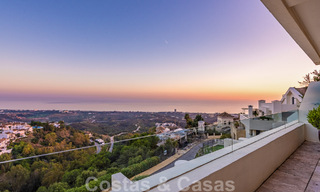 Moderno ático dúplex en venta con vistas panorámicas al mar, situado en un codiciado complejo en Los Monteros, Marbella 52277 