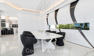 Villa de lujo de nueva construcción con diseño arquitectónico en venta, primera línea de playa en Los Monteros, Marbella 52282 