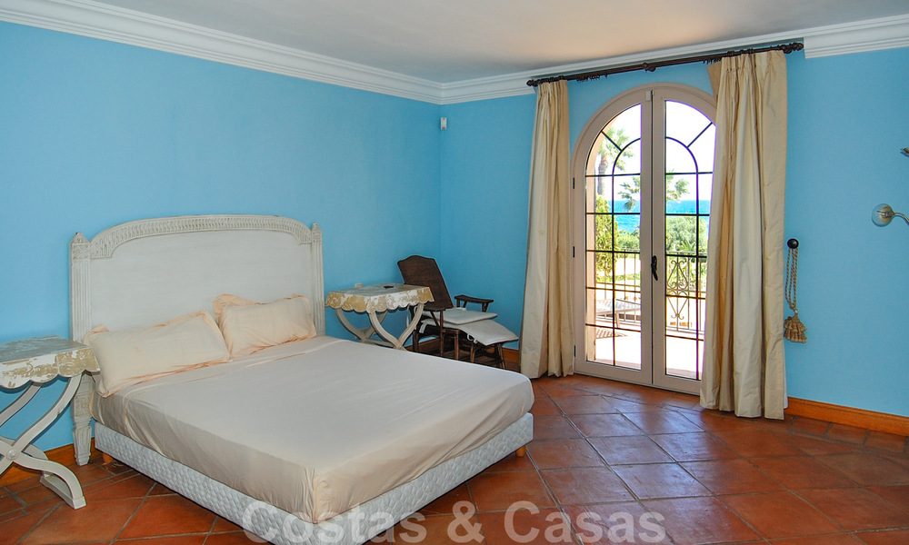 Villa en venta en primera linea de la playa, Marbella - Estepona 29618