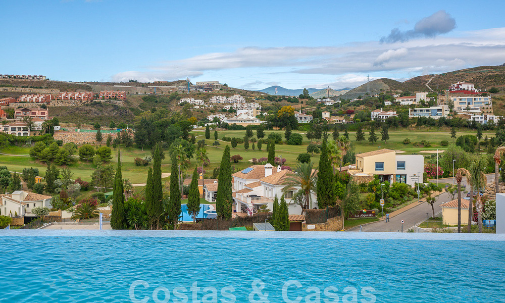 Villa modernista de lujo en venta con magnificas vistas al mar y al campo de golf en Benahavis - Marbella 54464