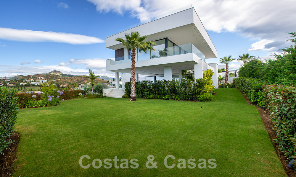 Villa modernista de lujo en venta con magnificas vistas al mar y al campo de golf en Benahavis - Marbella 54465