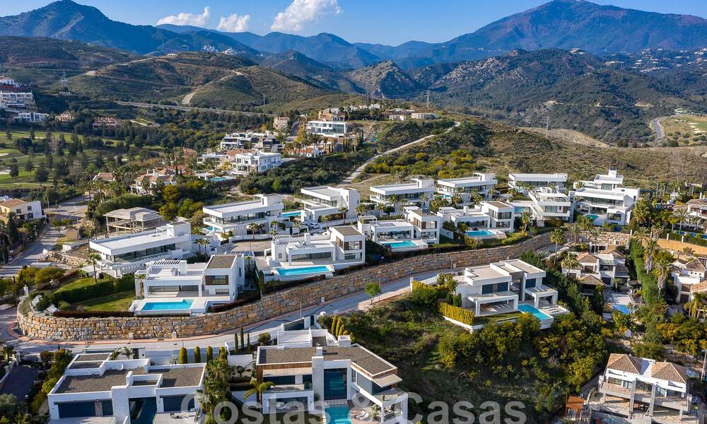 Villa modernista de lujo en venta con magnificas vistas al mar y al campo de golf en Benahavis - Marbella 54466