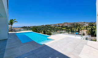 Villa modernista de lujo en venta con magnificas vistas al mar y al campo de golf en Benahavis - Marbella 54468 
