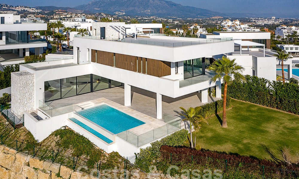 Villa modernista de lujo en venta con magnificas vistas al mar y al campo de golf en Benahavis - Marbella 54469