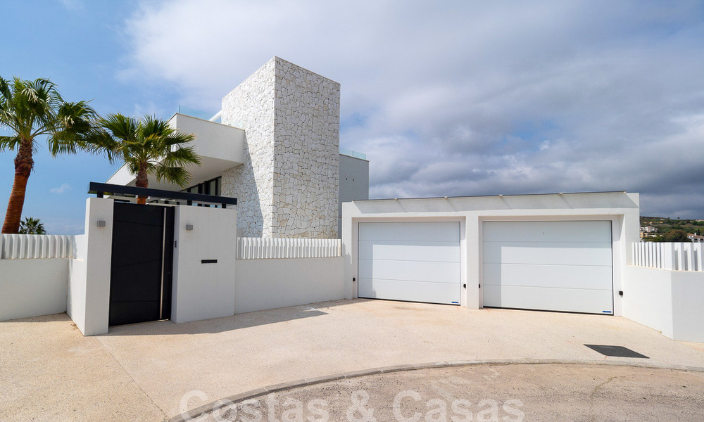 Villa modernista de lujo en venta con magnificas vistas al mar y al campo de golf en Benahavis - Marbella 54470