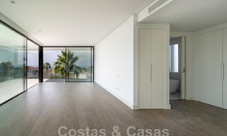 Villa modernista de lujo en venta con magnificas vistas al mar y al campo de golf en Benahavis - Marbella 54473 