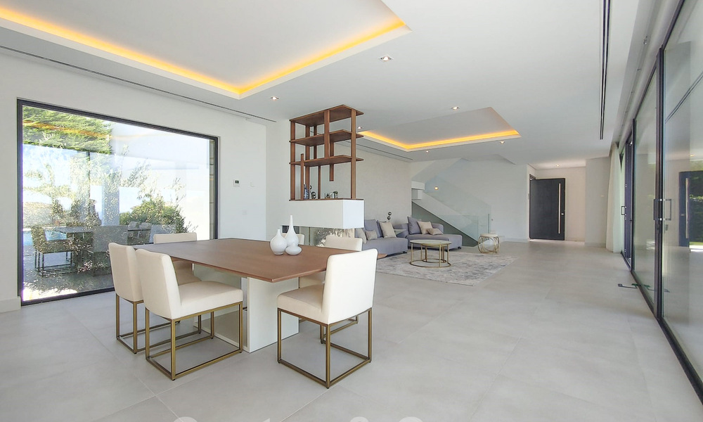 Villa modernista de lujo en venta con magnificas vistas al mar y al campo de golf en Benahavis - Marbella 54474
