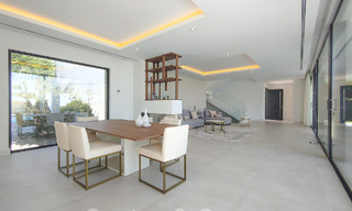 Villa modernista de lujo en venta con magnificas vistas al mar y al campo de golf en Benahavis - Marbella 54474 