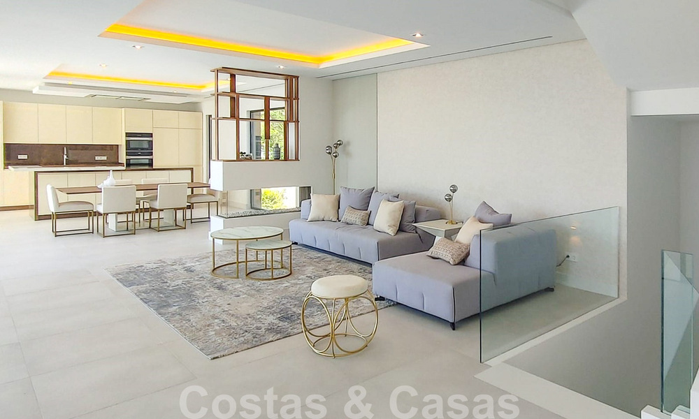 Villa modernista de lujo en venta con magnificas vistas al mar y al campo de golf en Benahavis - Marbella 54475