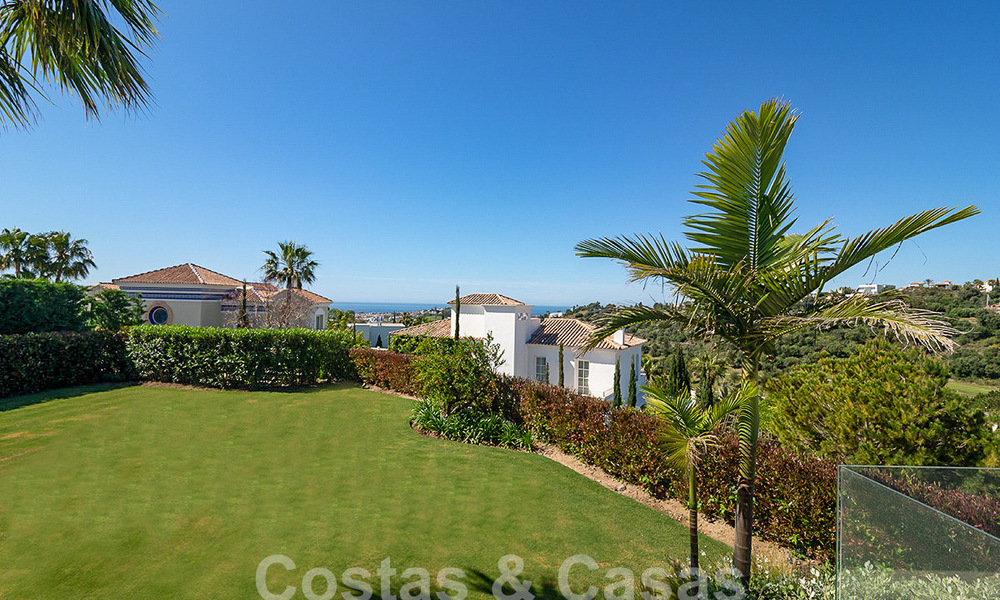 Villa modernista de lujo en venta con magnificas vistas al mar y al campo de golf en Benahavis - Marbella 54478