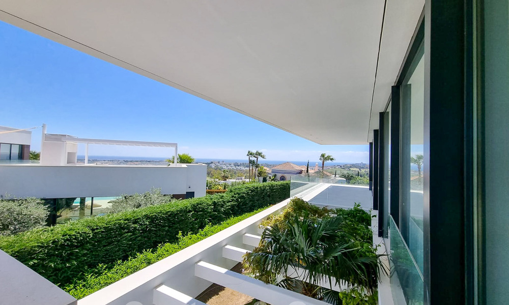 Villa modernista de lujo en venta con magnificas vistas al mar y al campo de golf en Benahavis - Marbella 54481
