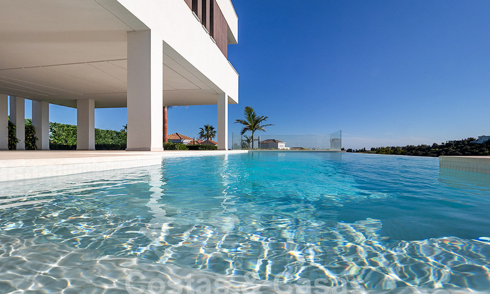 Villa modernista de lujo en venta con magnificas vistas al mar y al campo de golf en Benahavis - Marbella 54482