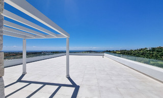 Villa modernista de lujo en venta con magnificas vistas al mar y al campo de golf en Benahavis - Marbella 54484 