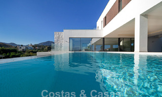 Villa modernista de lujo en venta con magnificas vistas al mar y al campo de golf en Benahavis - Marbella 54486 