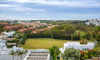 Villa modernista de lujo en venta con magnificas vistas al mar y al campo de golf en Benahavis - Marbella 54487 