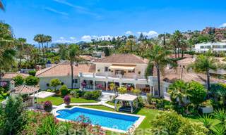 Villa mediterránea de lujo en venta con 6 dormitorios en un entorno privilegiado de golf en el valle de Nueva Andalucia, Marbella 53163 