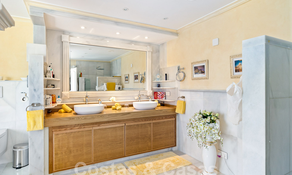 Villa mediterránea de lujo en venta con 6 dormitorios en un entorno privilegiado de golf en el valle de Nueva Andalucia, Marbella 53220