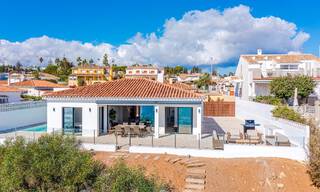 Impresionante villa de playa de estilo moderno-mediterráneo en venta con vistas frontales al mar, en primera línea de playa en Mijas, Costa del Sol 54554 