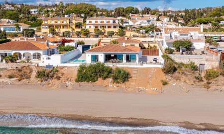 Impresionante villa de playa de estilo moderno-mediterráneo en venta con vistas frontales al mar, en primera línea de playa en Mijas, Costa del Sol 54555