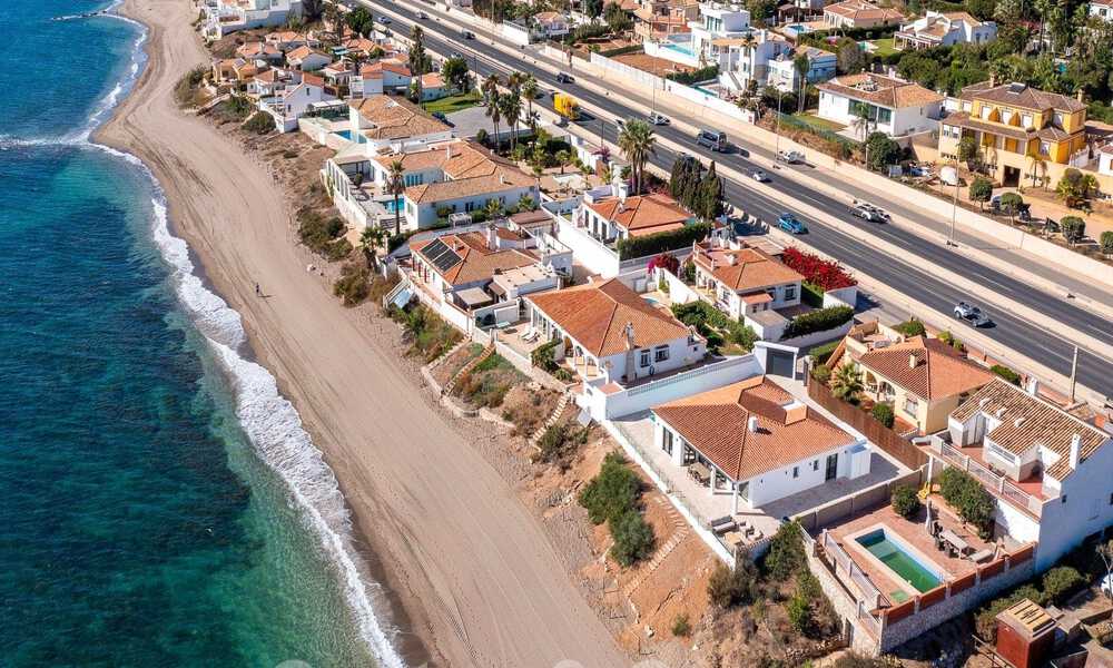 Impresionante villa de playa de estilo moderno-mediterráneo en venta con vistas frontales al mar, en primera línea de playa en Mijas, Costa del Sol 54558