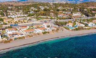 Impresionante villa de playa de estilo moderno-mediterráneo en venta con vistas frontales al mar, en primera línea de playa en Mijas, Costa del Sol 54559 