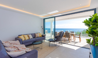 Impresionante villa de playa de estilo moderno-mediterráneo en venta con vistas frontales al mar, en primera línea de playa en Mijas, Costa del Sol 54565 