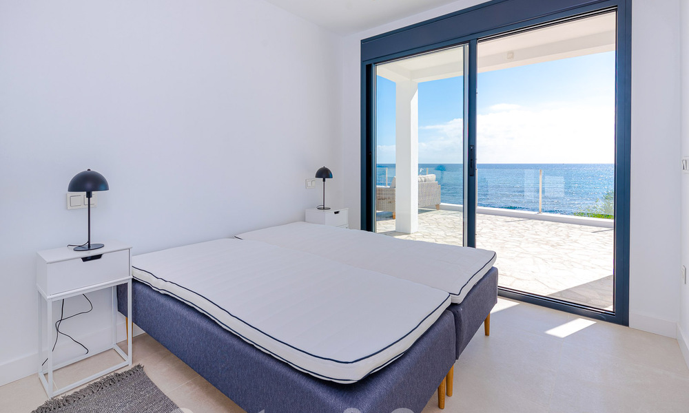 Impresionante villa de playa de estilo moderno-mediterráneo en venta con vistas frontales al mar, en primera línea de playa en Mijas, Costa del Sol 54572