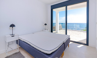 Impresionante villa de playa de estilo moderno-mediterráneo en venta con vistas frontales al mar, en primera línea de playa en Mijas, Costa del Sol 54572 