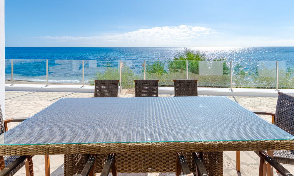 Impresionante villa de playa de estilo moderno-mediterráneo en venta con vistas frontales al mar, en primera línea de playa en Mijas, Costa del Sol 54581