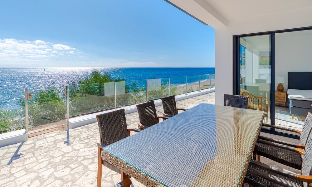 Impresionante villa de playa de estilo moderno-mediterráneo en venta con vistas frontales al mar, en primera línea de playa en Mijas, Costa del Sol 54582