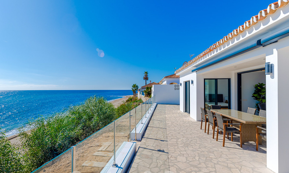 Impresionante villa de playa de estilo moderno-mediterráneo en venta con vistas frontales al mar, en primera línea de playa en Mijas, Costa del Sol 54583