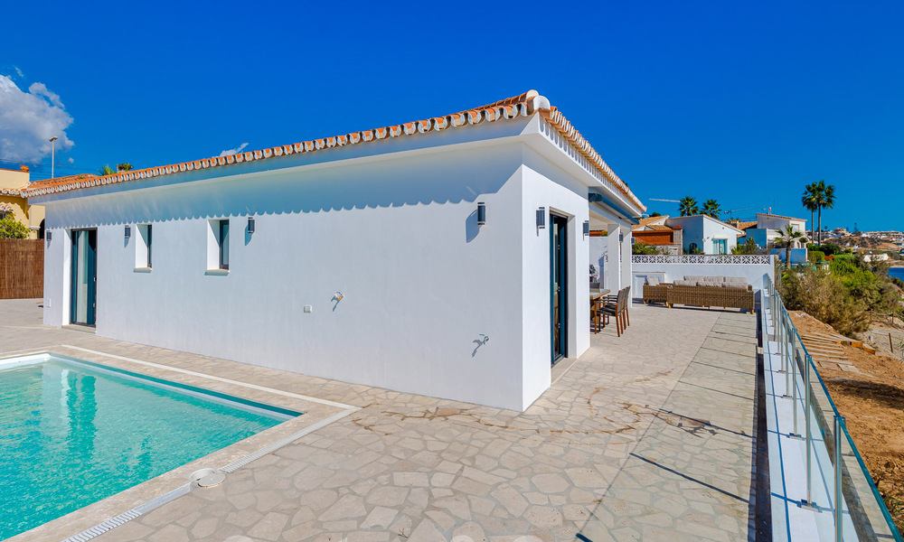 Impresionante villa de playa de estilo moderno-mediterráneo en venta con vistas frontales al mar, en primera línea de playa en Mijas, Costa del Sol 54586