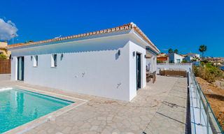 Impresionante villa de playa de estilo moderno-mediterráneo en venta con vistas frontales al mar, en primera línea de playa en Mijas, Costa del Sol 54586 