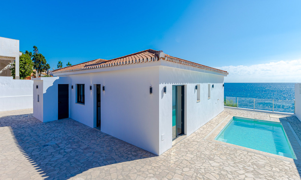 Impresionante villa de playa de estilo moderno-mediterráneo en venta con vistas frontales al mar, en primera línea de playa en Mijas, Costa del Sol 54589