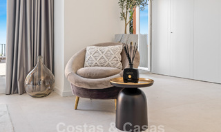 Lujoso ático dúplex con impresionantes vistas al mar en venta en el valle del golf de Nueva Andalucía, Marbella 54631 