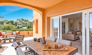 Lujoso ático dúplex con impresionantes vistas al mar en venta en el valle del golf de Nueva Andalucía, Marbella 54636 