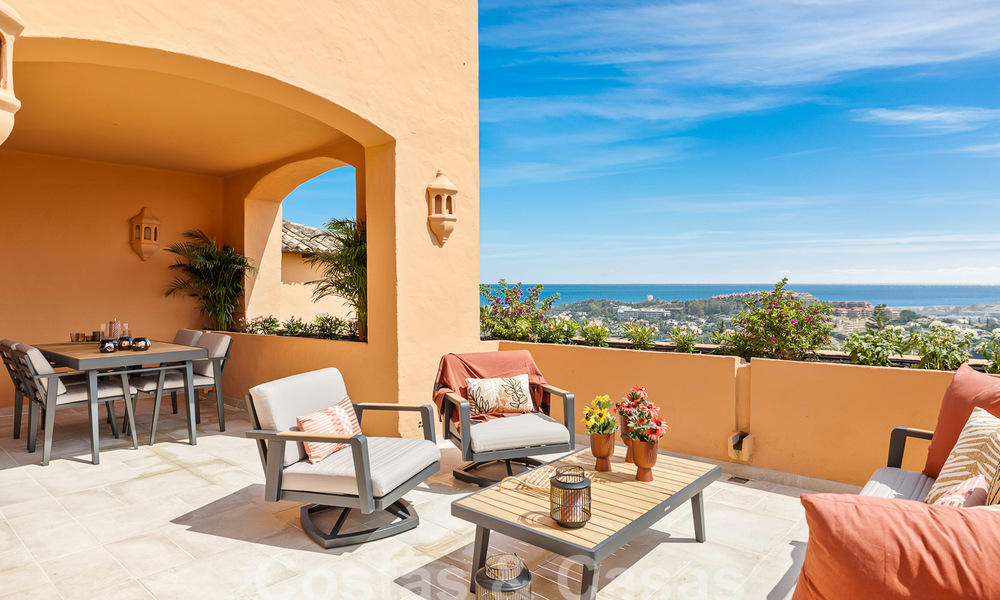 Lujoso ático dúplex con impresionantes vistas al mar en venta en el valle del golf de Nueva Andalucía, Marbella 54637