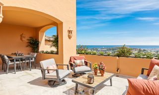 Lujoso ático dúplex con impresionantes vistas al mar en venta en el valle del golf de Nueva Andalucía, Marbella 54637 