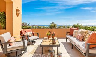 Lujoso ático dúplex con impresionantes vistas al mar en venta en el valle del golf de Nueva Andalucía, Marbella 54638 